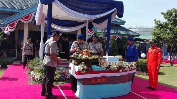 Kapolda Jatim memotong tumpeng HUT ke-67 Polairud Polda Jatim