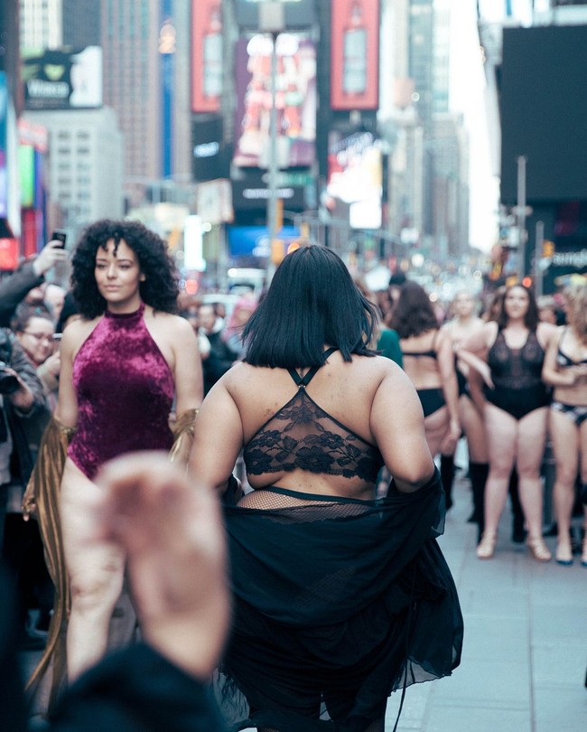 Di jalanan New York, para model tampak percaya diri melenggang di runway dengan bentuk tubuh mereka. Besar, kecil, kurus, gemuk, memiliki stretchmark ataupun selulit. Foto: Instagram