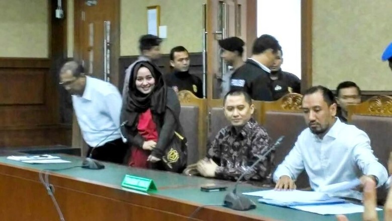 Diserahkan ke Kejari Depok, Bos First Travel Cek Kesehatan Diserahkan ke Kejari Depok, Bos First Travel Cek Kesehatan