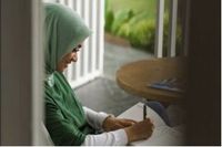 Ayudia Bing Slamet #TerusGerak di akhir pecan lewat mencari inspirasi untuk karya tulisnya (Foto: Rexona)