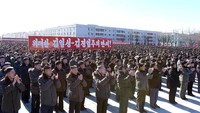 Tak hanya laki-laki, perempuan juga tampak hadir di pertemuan ini (Foto: Dok. KCNA via Reuters)