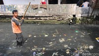 Meski dibersihkan setiap hari, Kali Jati Bunder kotor lagi dalam hitungan jam. Berbagai sampah seperti limbah pembalut hingga popok tetap ada lagi. (Foto: Indra Komara/detikcom)