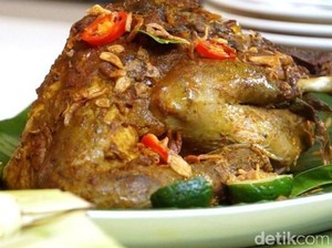 Bebek Betutu Gianyar Dibalut Rempah dan Ditimbung 12 Jam