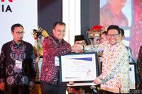 Wali Kota Pangkalpinang M Irwansyah menerima penghargaan dari Ombudsman.