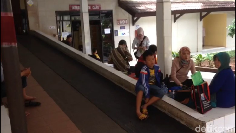 Minim Fasilitas, Keluarga Tunggu Pasien di Lantai RS Polri