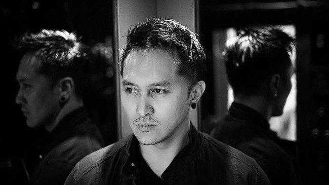 Di akun gosip Instagram @lambe_lamis, sejumlah netizen mengaku salah fokus ketika menonton video klarifikasi Demian terkait aksi sulapnya yang mengancam jiwa sang stuntman. ganteng bgt yaa .. kinclong bgt muka. #eh #galfok, tulis @inna.meirantidemian. demian keliatan bening bgt ya dsinii.. trnyata ganteng juga yak? #efeksalfok, komentar netizen lainnya dengan akun  @fellyskafelly20Ko. Foto: dok. Instagram (Demian)