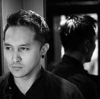 Di akun gosip Instagram @lambe_lamis, sejumlah netizen mengaku salah fokus ketika menonton video klarifikasi Demian terkait aksi sulapnya yang mengancam jiwa sang stuntman. ganteng bgt yaa .. kinclong bgt muka. #eh #galfok, tulis @inna.meirantidemian. demian keliatan bening bgt ya dsinii.. trnyata ganteng juga yak? #efeksalfok, komentar netizen lainnya dengan akun  @fellyskafelly20Ko. Foto: dok. Instagram (Demian)