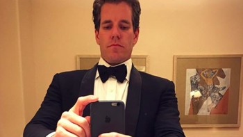 Cameron cukup aktif di Instagram dengan foto semacam ini. Bersama Tyler, ia rupanya sudah memahami potensi bitcoin sejak lama. Pada tahun 2013, mereka membeli 1% dari seluruh bitcoin yang ada pada saat itu senilai USD 11 juta. Foto: Instagram