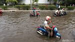 Terjang Banjir Rob Muara Baru, Puluhan Motor Mogok