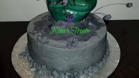 Kue ini dibuat @ninas00treats spesial untuk ulang tahun suaminya. Ia menuliskan jika suaminya merupakan fans berat Hulk. Aksen batu yang terlihat melayang didapat karena adanya kawat. Foto: Istimewa