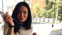 Aura Rolenzetti. Senyuman Aura kabarnya sukses menyihir Rossi. Mereka mulai berkencan secara diam-diam di tahun 2010, ada pula dugaan sejak 2005, dan kabarnya api asmara mereka sempat menyala lagi tahun lalu. (Foto: Instagram @aurarolenzetti)