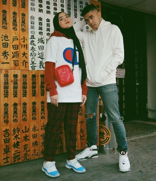 Sivia Azizah juga sering memadupadankan T-shirt dengan sweater atau kaos panjang. Seperti penampilannya ini, ia memakai T-shirt dari Champion dengan kaos panjang berwarna terang. Foto: Dok. Instagram @siviazizah