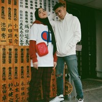 Sivia Azizah juga sering memadupadankan T-shirt dengan sweater atau kaos panjang. Seperti penampilannya ini, ia memakai T-shirt dari Champion dengan kaos panjang berwarna terang. Foto: Dok. Instagram @siviazizah