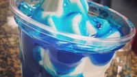Milkshake yang dijual di Australia diberi nama Bizarre Ice Cream. Terbuat dari soda, bubblegum, dan es krim M&M. Foto: Istimewa