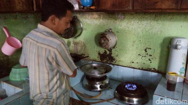 Warga memasak menggunakan gas elpiji