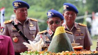 Kapolri juga memotong tumpeng.