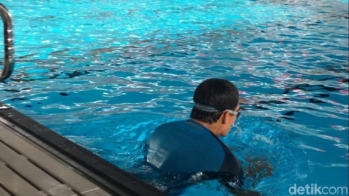 Byur! Begini Gaya Sandiaga Berenang Jajal Kolam Akuatik GBK