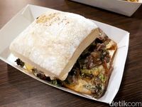 Roast Beef Gusto: Empuk <i>Juicy</i> Lembaran Daging Panggang Diapit Roti Ciabatta