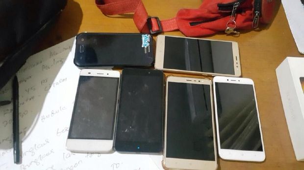 Sejumlah handphone juga disita polisi.