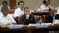 Mengenai rencana penyederhanaan golongan listrik, Jonan mengatakan, bahwa rencana ini dilakukan untuk menyediakan akses sambungan listrik kepada rumah tangga non subsidi.