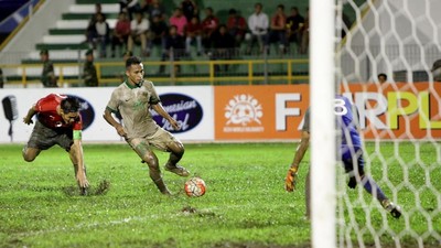 Kala Timnas Bertanding di Lapangan yang Lebih Mirip Kubangan
