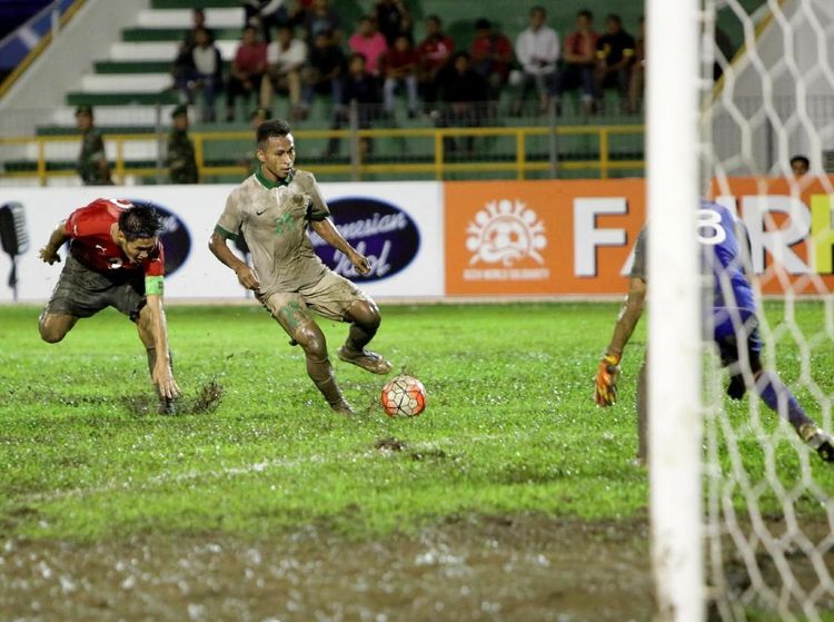 Kala Timnas Bertanding di Lapangan yang Lebih Mirip Kubangan