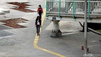 Beberapa warga saat melintas di Taman 12 Mei Reformasi.