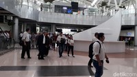 Setibanya di Stasiun Bandara, penumpang dapat melanjutkan perjalanan menuju terminal bandara menggunakan layanan skytrain secara gratis yang terhubung dari Terminal 1, Terminal 2, dan Terminal 3.