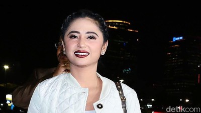 Aksi Saling Lapor Antara Dewi Persik dan Petugas Trans Jakarta