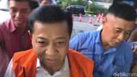 Dia hanya menyunggingkan senyum ketika ditanya wartawan dan langsung menuju ke ruang pemeriksaan di lantai 2 KPK.  (Foto: Nur Indah Fatmawati/detikcom)