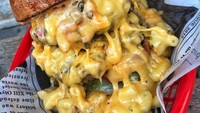 Makaroni dan keju paduan enak apalagi dalam bentuk burger. Burger dibalut dengan siraman keju dengan sedikit rasa pedas dari paprika dan bawang. Jadilah messy, cheesy, carby burger paling lezat. Foto: Istimewa
