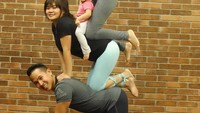 Dilakukan beramai-ramai, acroyoga jadi semakin seru. (Foto: Instagram/sarwendah29)