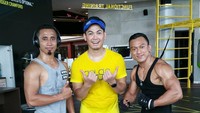 Latihan di tempat fitnes bersama pelatih olahraga sering dilakukannya. Foto: Instagram @tommykurniawan