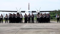Para personel Polairud baris dengan membentuk formasi leter L.