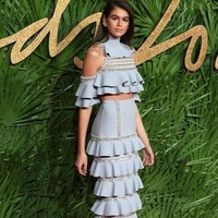 Kaia Gerber membuat padanan crop top dan rok high-waisted sama mewahnya dengan gaun di karpet merah. Ia membuat detail ruffle rancangan Ralph & Russo tampil lebih edgy. Foto: Daniel LEAL-OLIVAS / AFP