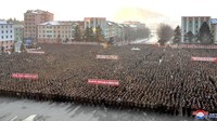 Mereka tampak membuat barisan rapi kemudian bertepuk tangan bersama (Foto: Dok. KCNA via Reuters)