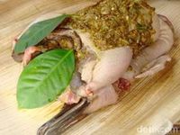 Bebek Betutu Gianyar Dibalut Rempah dan Ditimbung 12 Jam