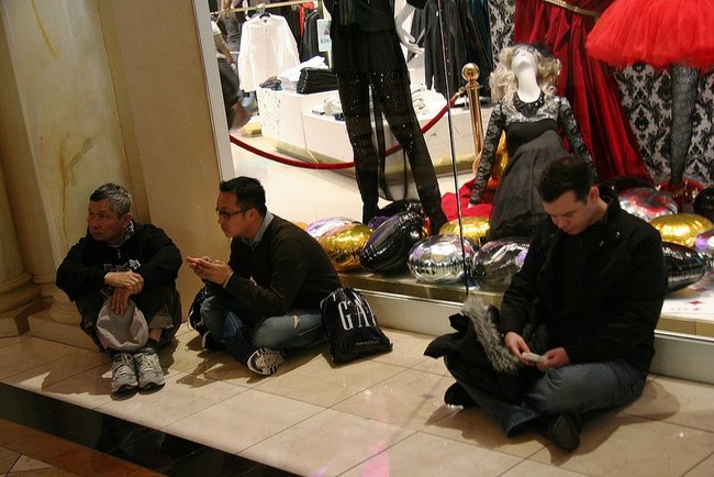 Menghabiskan waktu dengan browsing internet, menelepon atau online chat dengan teman juga menjadi pilihan aktivitas para pria saat menemani istri belanja. Foto: Dok. Instagram Miserable Men