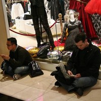 Menghabiskan waktu dengan browsing internet, menelepon atau online chat dengan teman juga menjadi pilihan aktivitas para pria saat menemani istri belanja. Foto: Dok. Instagram Miserable Men