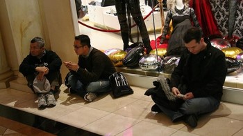 Duduk di emperan toko dengan teman pria lainnya. (Foto: Dok. Instagram Miserable Men)