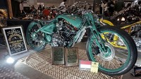 Motor Paing Saddewa karya Puspa Kediri Custom memenangkan penghargaan dari Chopper Journal sebagai motor terbaik. Istimewa/Kustomfest.