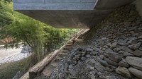 Uniknya, pada sebuah sisi bangunan yang menjorok di atas sungai tampak tanpa penyangga. Membuat siapun yang melihat akan bertanya-tanya, apakah bangunan ini tak akan runtuh? Istimewa/Inhabitat.
