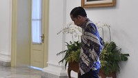 Ia tampak mondar-mandir menunggu tamu kehormatannya tiba (Foto: Dok. ANTARA Foto/Puspa Perwitasari)