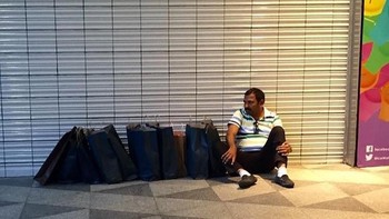 Tangan pun harus siap membawa belanjaan yang banyak. (Foto: Dok. Instagram Miserable Men)