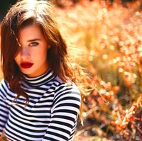 Sering terlihat dengan pulasan makeup cenderung natural, tampilannya dengan lipstik merah menyala juga menawan. Foto: Instagram