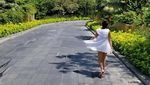 Foto: Millie Brown Tetap Nyaman di Bali Saat Erupsi Gunung Agung