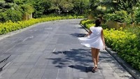 Nusa Dua sendiri cukup jauh dari Gunung Agung, jaraknya sekitar 60 km. Millie pun tetap santai dan merasa aman selama liburan di Bali (milliebobbybrown/Instagram)