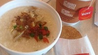 Di Malaysia ada Bubur Ayam yang berupa bubur nasi dengan topping potongan ayam dan daun bawang serta cabai. Di McDonalds Indonesia juga menjual bubur ayam dengan racikan berbeda dan dilengkapi telur rebus. Foto: Istimewa