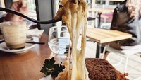 Toastie cheese menjadi nama lain untuk keju panggang terutama di Inggris dan Australia. Kejunya sangat banyak sehingga bisa disendoki. Foto: Istimewa