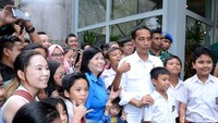 Jokowi juga berfoto bersama para pengunjung di kafe Sejiwa. (Foto: Biro Pers Setpres)